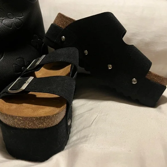 NEW! Dirty Laundry Platform Double Buckle Sandal in Faux Suede Black Sz. 38.5 - Picture 2 of 4